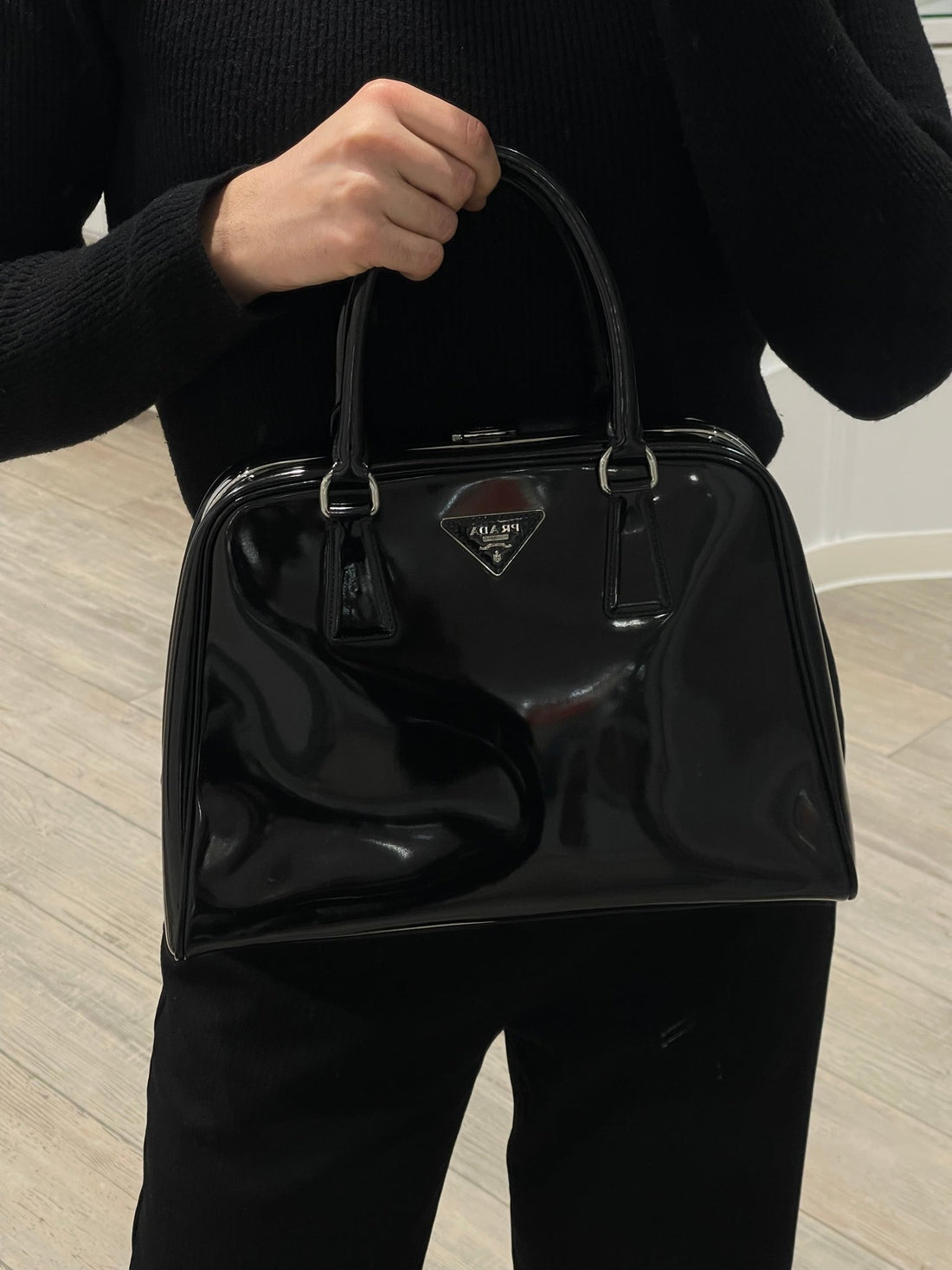 Prada - Sac Pyramid noir glacé - Les Folies d&